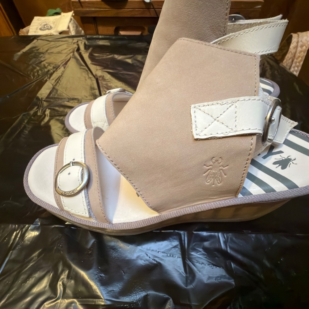 $240 FLY London platform wedge shoes size 40 white and taupe/tan - Picture 5 of 16